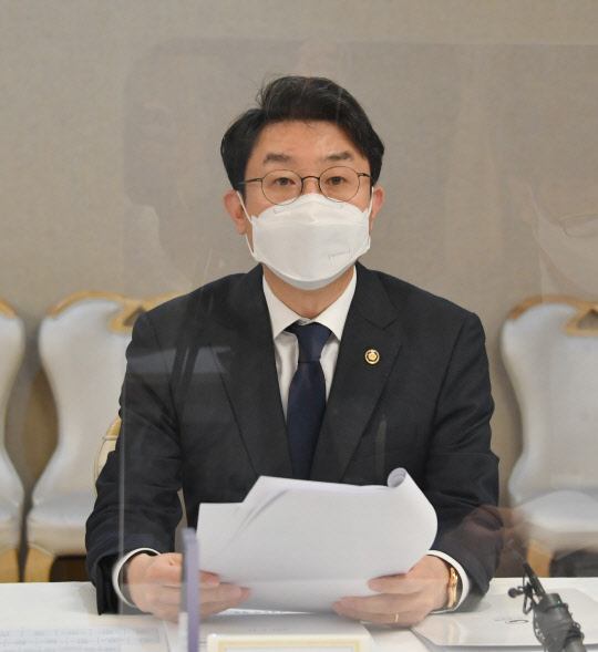 이억원 기획재정부 1차관이 21일 서울 광화문 정부서울청사에서 열린 '제18차 혁신성장 전략점검회의 겸 코로나 정책점검회의 겸 한국판뉴딜 점검 TF 겸 제12차 물가관계차관회의'에서 발언하고 있다. 기획재정부 제공.